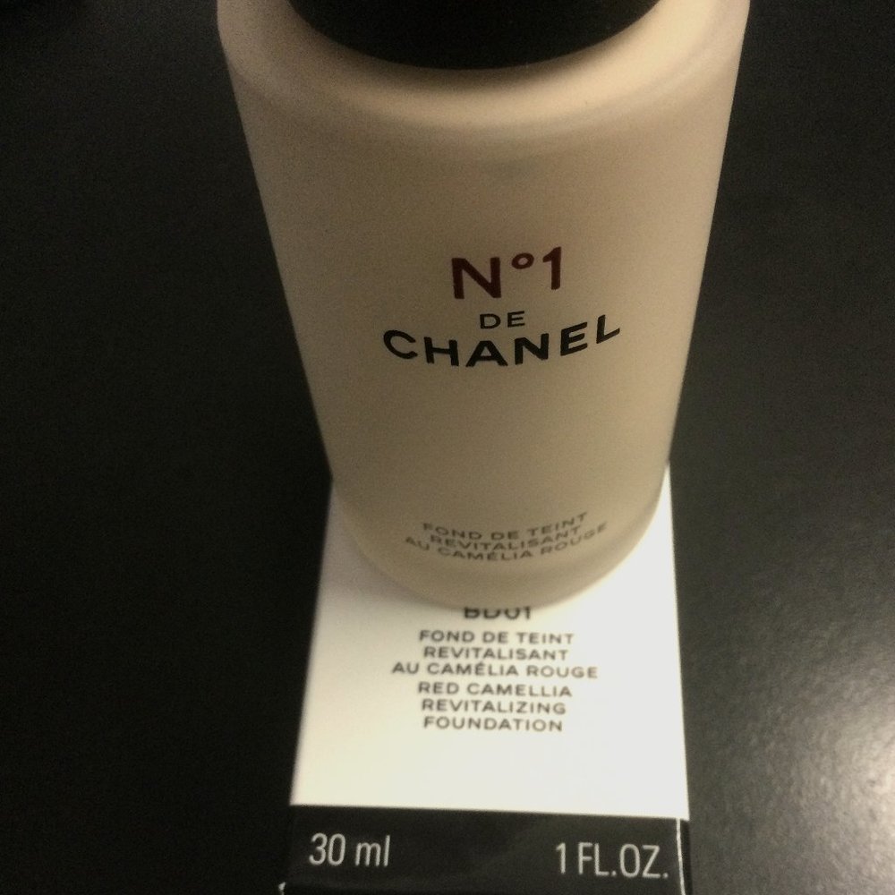 No1 DE CHANEL Fond De Teint Revitalizing Red Camellia Foundation BD01